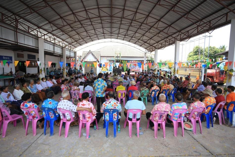 กิจกรรมรดน้ำดำหัวผู้สูงอายุ ในช่วงเทศกาลสงกรานต์ ประจำปี2567 เทศบาลตําบลสร้างก่อ