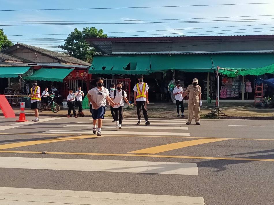 วันที่ 7 มิถุนายน 2565 นายประพิศ พิมมะโส นายกเทศมนตรีเทศบาลตำบลสร้างก่อมอบหมายให้นายไพโรจน์ คำกันหา หัวหน้าฝ่ายปกครอง ร่วมกับ อปพร.เทศบาลตำบลสร้างก่อปฏิบัติหน้าที่เพื่ออำนวยความสะดวกให้แก่ผู้ปกครองที่มาส่งบุตรหลานมาโรงเรียน ณ บริเวณหน้าโรงเรียนบ้านสร้างก่อ