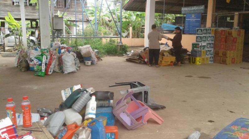 วันที่ 21 พฤศจิกายน 2560 กองสาธารณสุขฯ เทศบาลตำบลสร้างก่อร่วมกับคณะกรรมการขยะรีไซเคิลบ้านบ่อคำ เปิดรับฝากขยะรีไซเคิลจากสมาชิก รอบที่ 6 ได้ขยะเป็นจำนวนมาก (4 ภาพ)